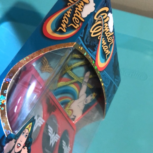 Wonder Woman An Eye For Justice Eyeshadow Palette - Picture 7 of 9